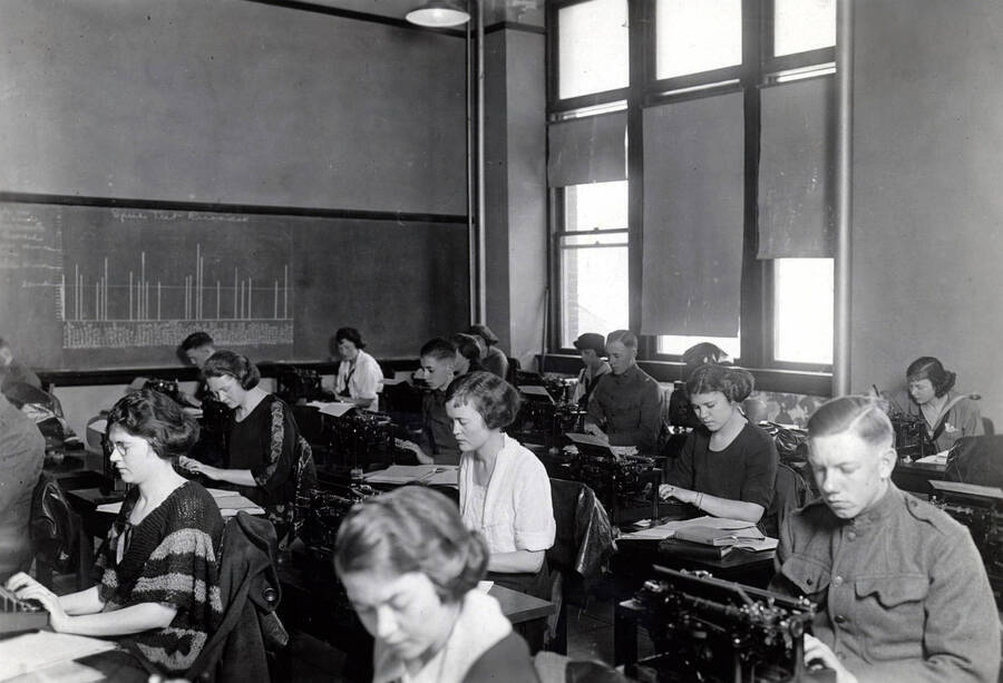 1929 photograph of College of Business Administration. Students on typewriters during class. [PG1_225-03]