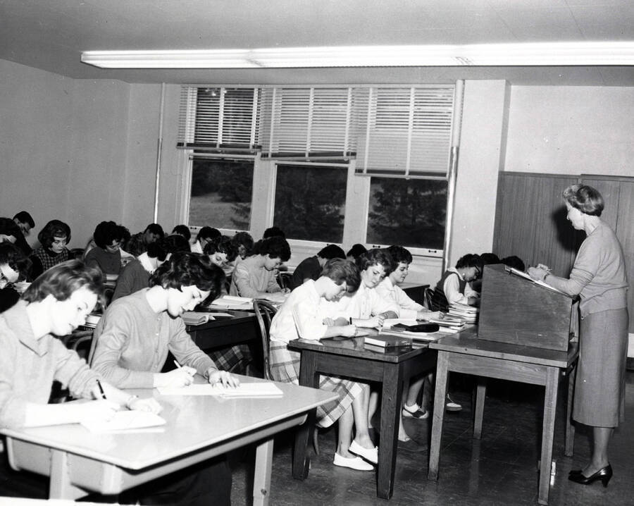1961 photograph of College of Business Administration. Ruth Anderseon lecturing shorthand class. Donor: Photo Center. [PG1_225-04]
