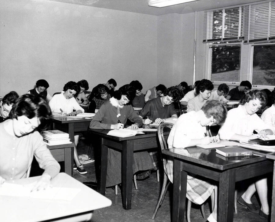 College of Business Administration. University of Idaho. Shorthand class. [225-5]