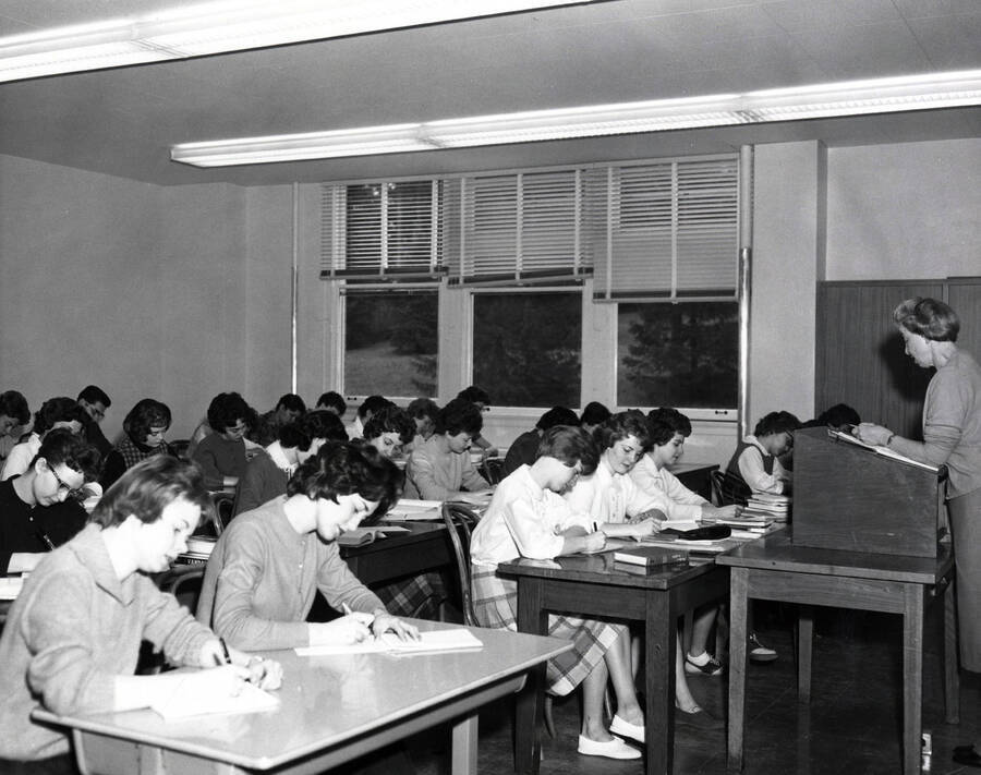 1961 photograph of College of Business Administration. Ruth Anderson lectures shorthand class. Donor: Photo Center. [PG1_225-07]