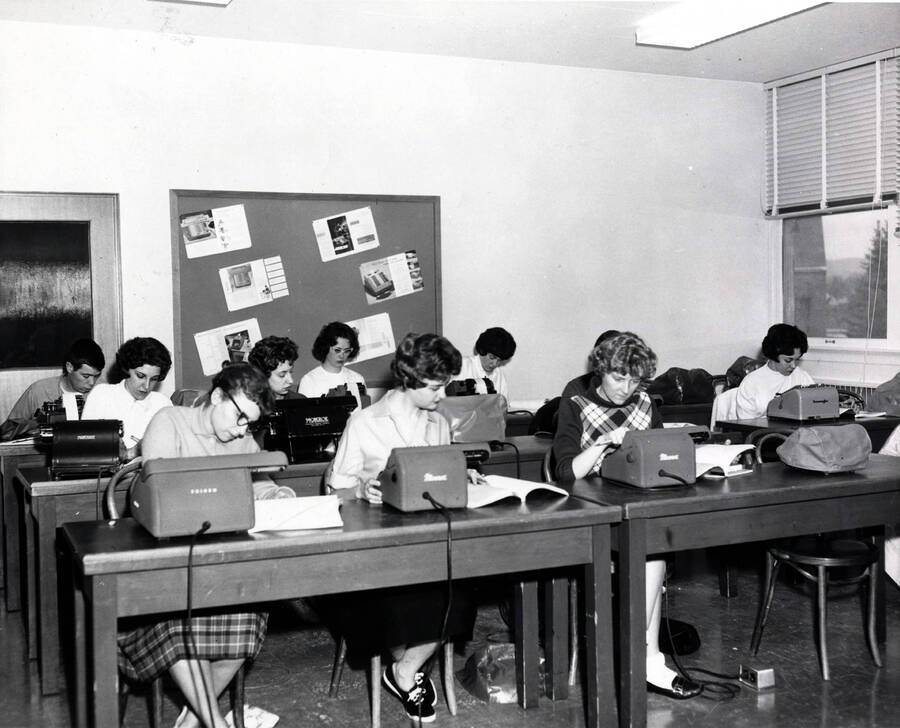 College of Business Administration. University of Idaho. Office machine class. [225-9]