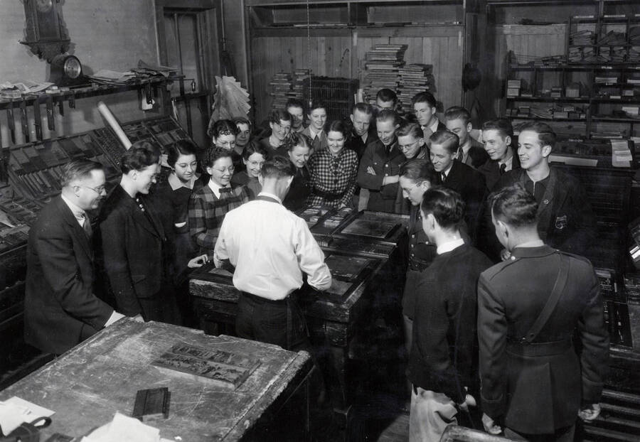 1937 photograph of Journalism. Students during a field trip to Star-Mirror plant, Moscow. [PG1_226-01]