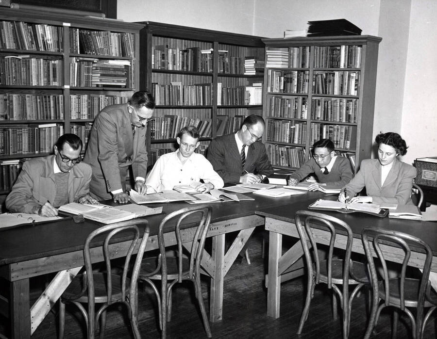 1949 photograph of College of Education. Students attending a workshop. [PG1_227-03]