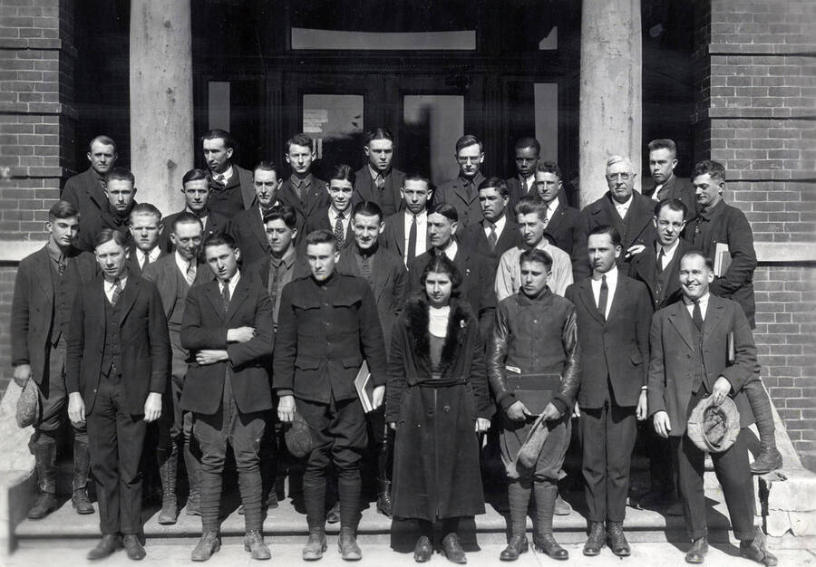 1922 photograph of Short course students. School of Practical Agriculture and Household Arts group photo in front of a building. [PG1_234-02]