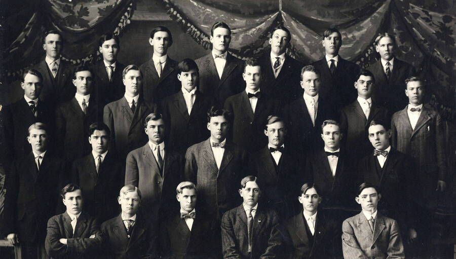1911 photograph of Short course students. School of Practical Agriculture group photo. [PG1_234-03]