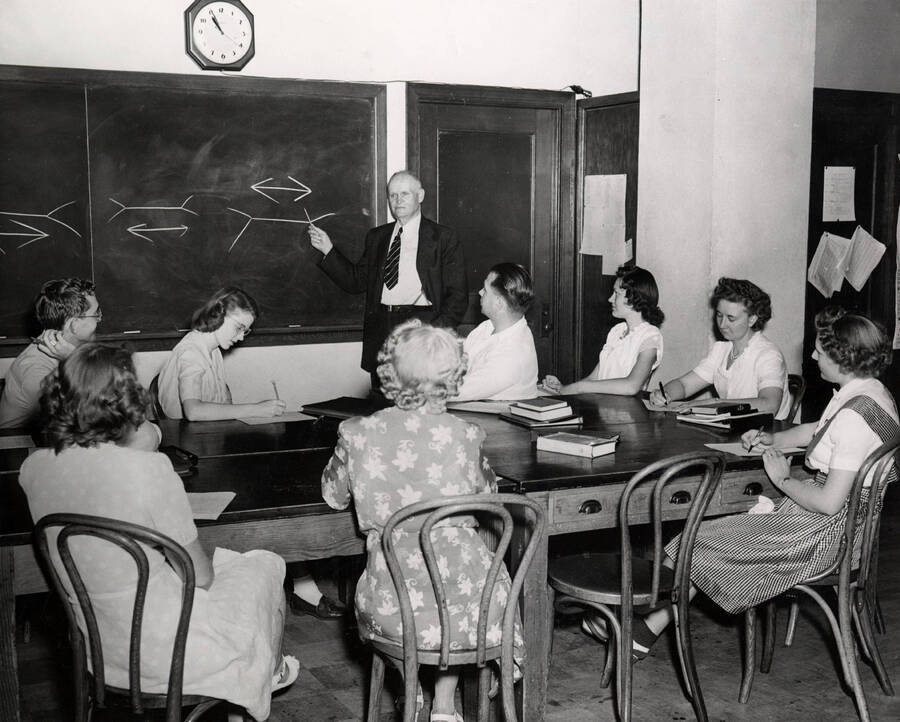 1948 photograph of Psychology. Joseph W. Barton lecturing a class. [PG1_239-01]