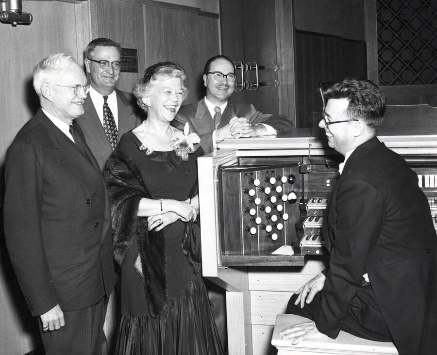 1954-05-12 photograph of Gifts. l-r: Mr. Jewett, President J. E. Buchanan, Mrs. Jewett, Hall M. Macklin, and an unidentified person. [PG1_400-05]