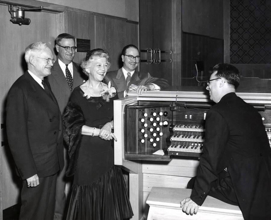 1954-05-12 photograph of Gifts. l-r: Mr. Jewett, President J. E. Buchanan, Mrs. Jewett, Hall M. Macklin, and an unidentified person. [PG1_400-06]