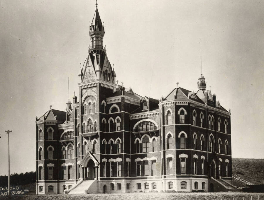 1905 photograph of Administration Building. [PG1_51-15]