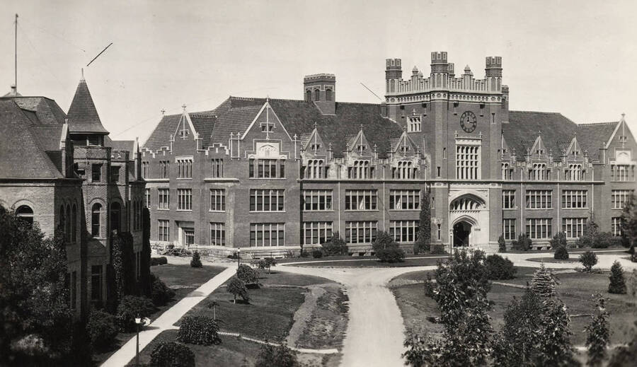 1922 photograph of Administration Building. View of the drive in front of the Administration with the Engineering building to the left. [PG1_52-015]