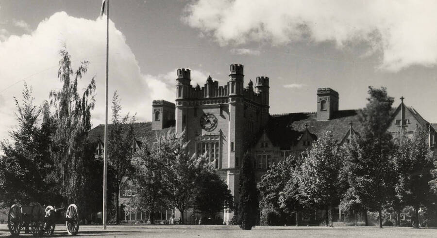 1930 photograph of Administration Building. View of University of Idaho Cannons on lawn. [PG1_52-044]