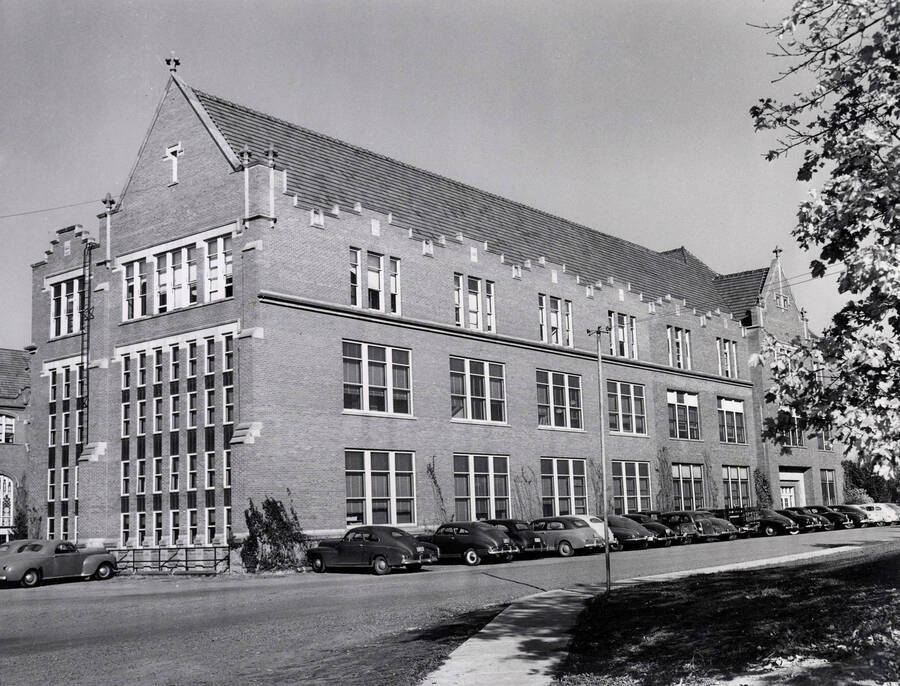 1938 photograph of Administration Building. View of the south wing and automobiles. [PG1_52-059]