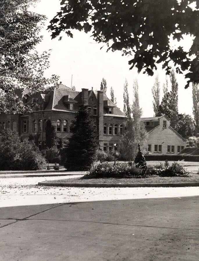 1933 photograph of Engineering Building. View of the Administration drive and fountain. [PG1_56-08]