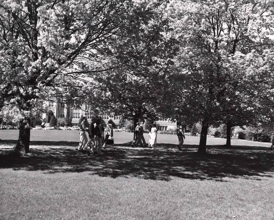 1940 photograph of University of Idaho campus scenery. Students showed walking to class. Donor: Publications Dept. [PG1_006-02]