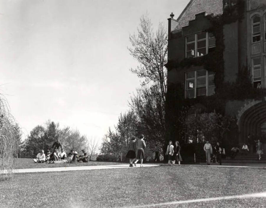 University of Idaho campuses scene. Students on administration building walkway. [6-45]