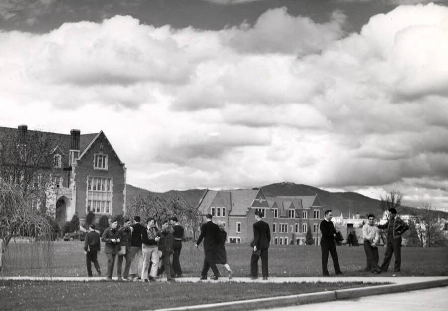 1946 photograph of University of Idaho campus scene. View of students and soldiers walking to class[PG1_006-46]