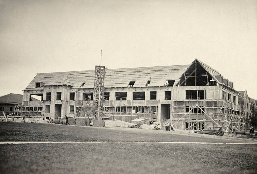 1924-10-02 photograph of Science Hall Renamed Life Sciences Building in 1964. View of construction. [PG1_067-14]