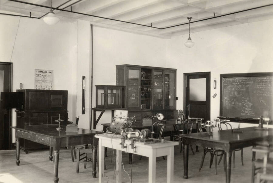 1929 photograph of Science Hall Renamed Life Sciences Building in 1964. View of the Physics laboratory. [PG1_067-38]