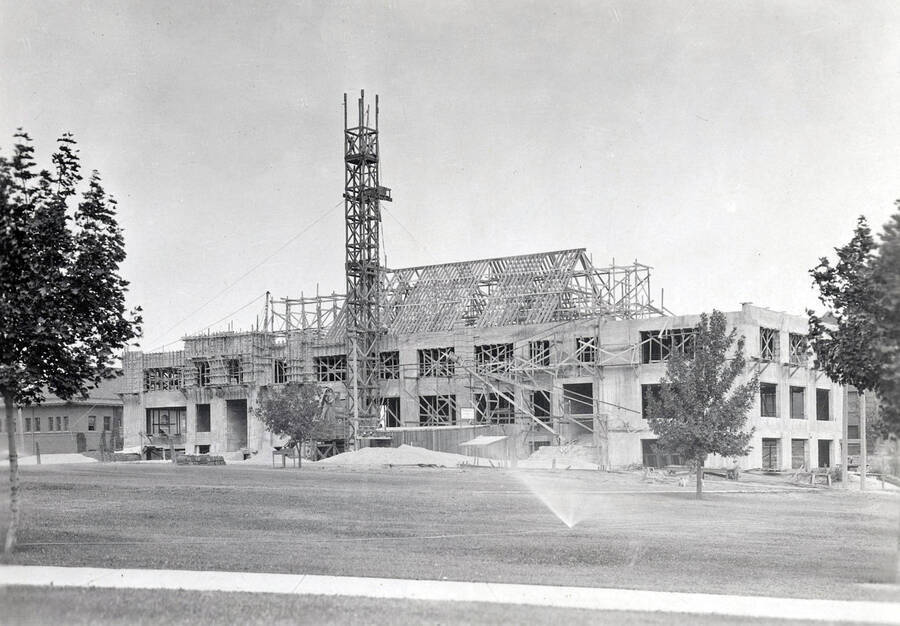 1924-08-01 photograph of Science Hall Renamed Life Sciences Building in 1964. View of construction. [PG1_067-06]