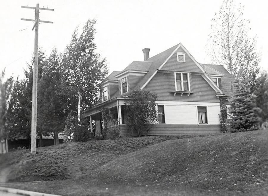 1922 photograph of Center Cottage. View from SW corner of Blake and Nez Perce. [PG1_069-01]