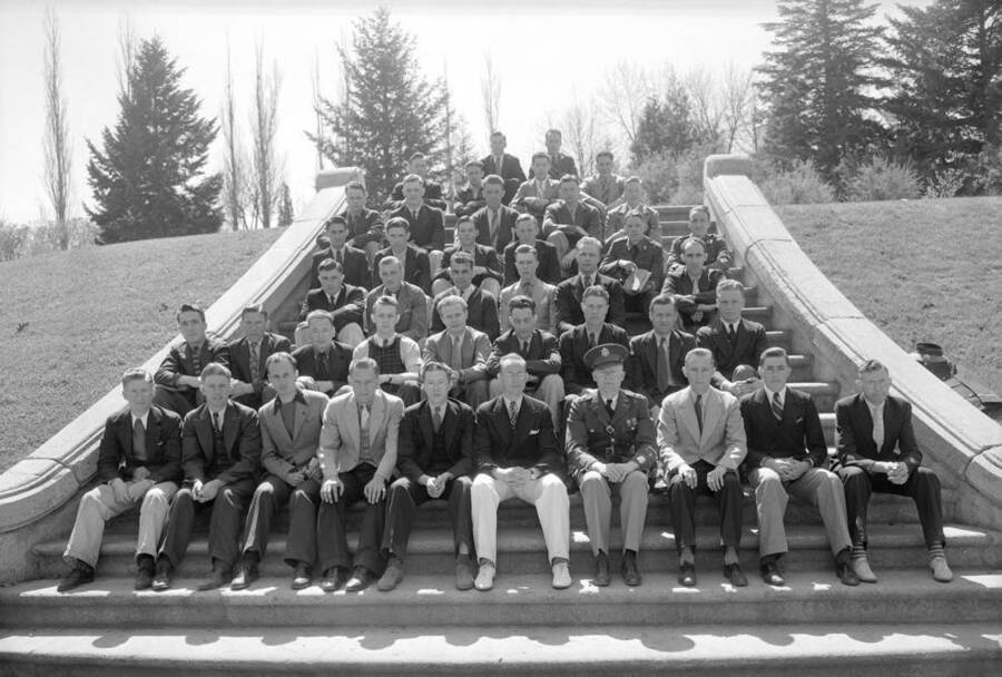 1938 photograph of Campus Club residents. Students shown sitting on Memorial Steps. [PG1_072-10]