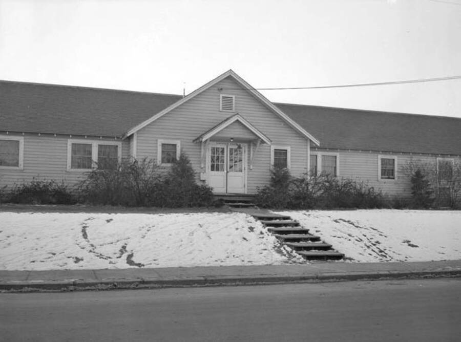 1950 photograph of Campus Club. View of the main entrance. [PG1_072-08]