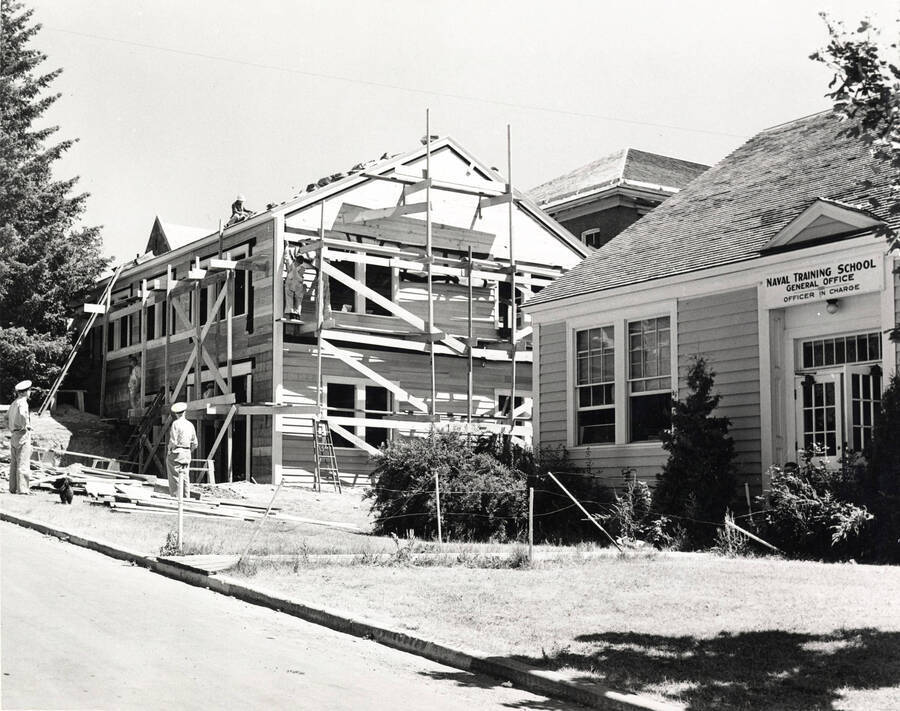 1942-07-24 photograph of Faculty Club. Navel officers watch the new construction. [PG1_081-1]