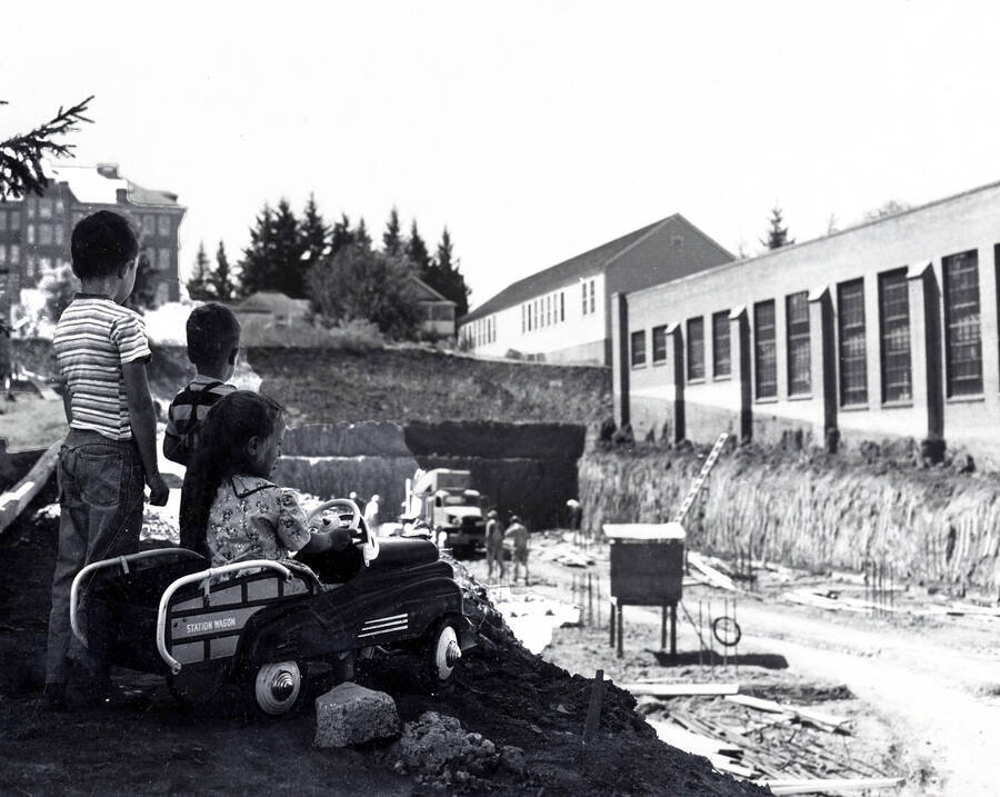 1949 photograph of Kirtley Engineering Laboratory. Children look down at the construction site. [PG1_084-07]