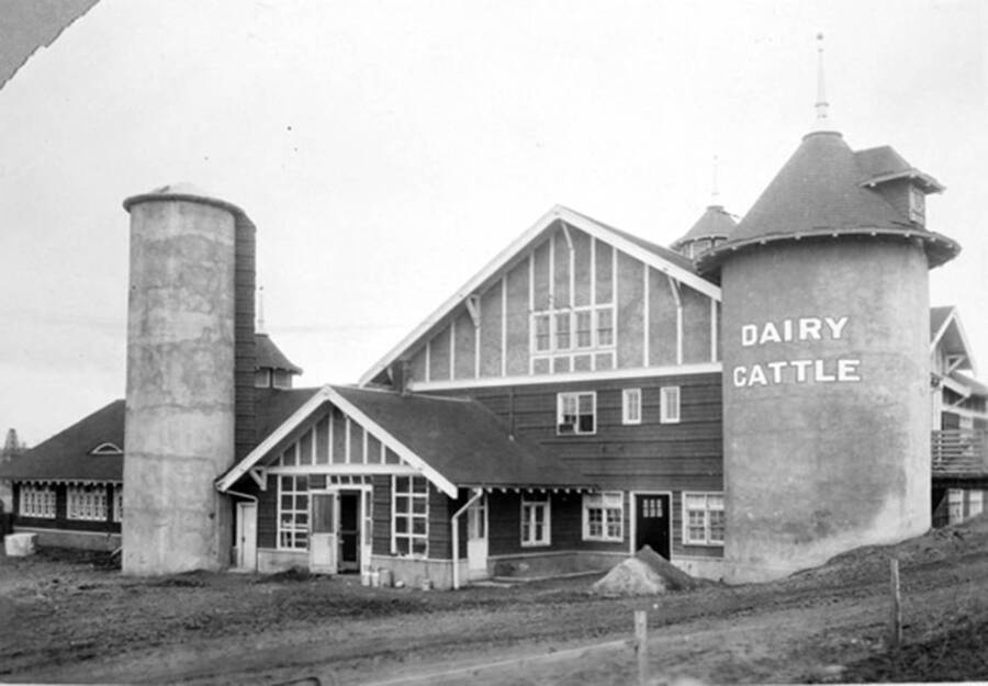 1910 photograph of Dairy Barn. [PG1_091-03]