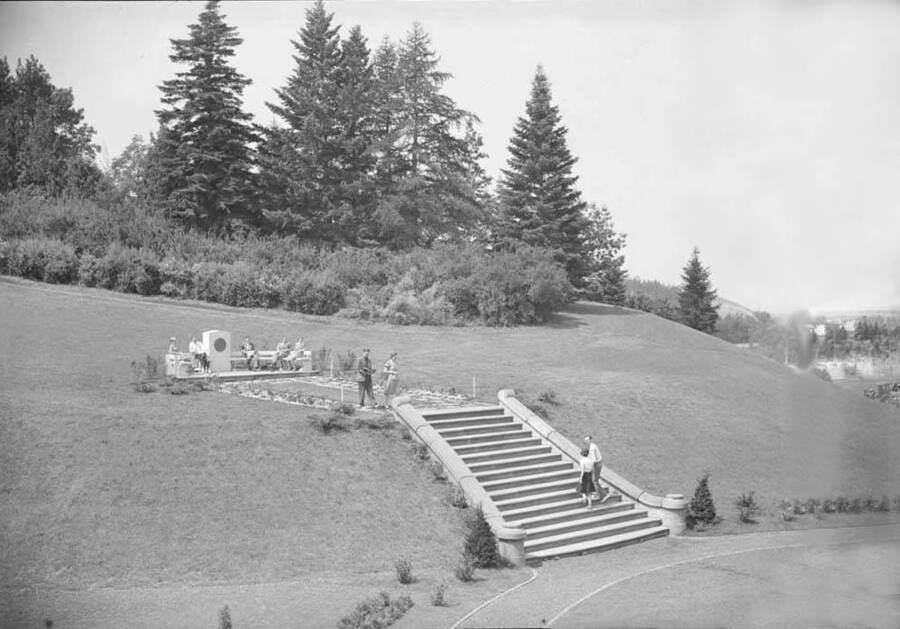 1940 photograph of the Memorial Steps. Students in foreground. [PG1_097-10]