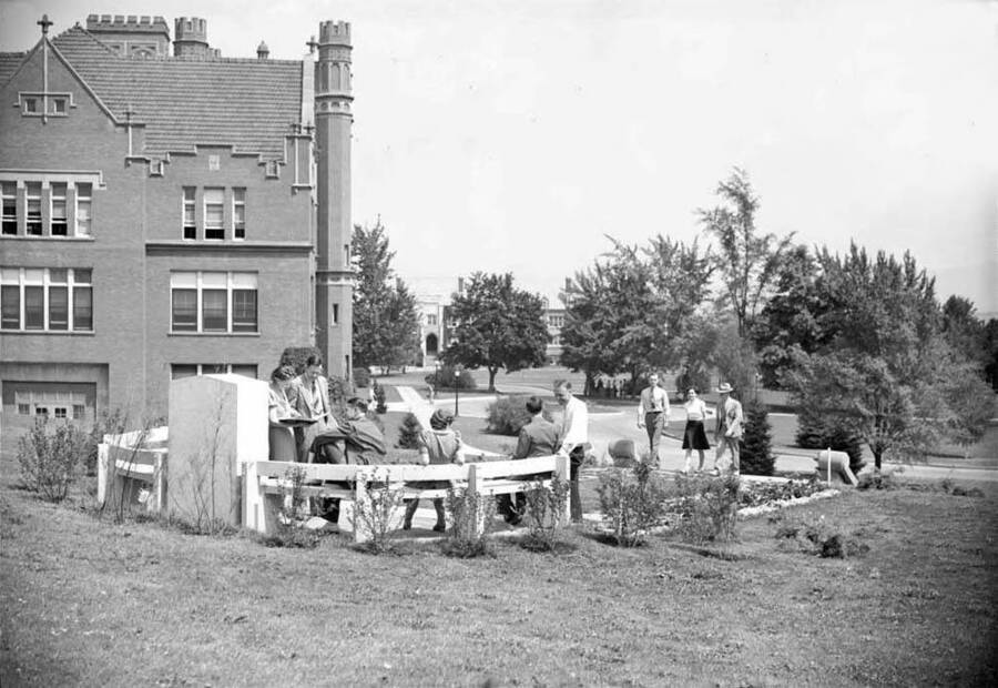 1946 photograph of Memorial Steps. Students in foreground, Administration Building in background. [PG1_097-05]