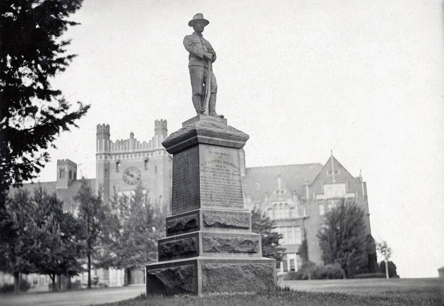 1924 photograph of Spanish American War Memorial. Administration building in the background. [PG1_099-02]