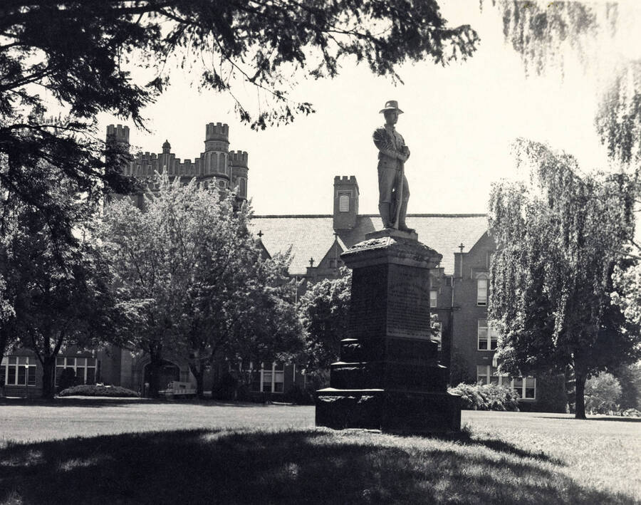 1960 photograph of Spanish American War Memorial. Administration Building in background. [PG1_099-06]