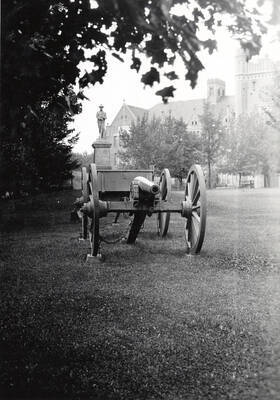 1915 photograph of cannons. Spanish American War Memorial and Administration Building in background.