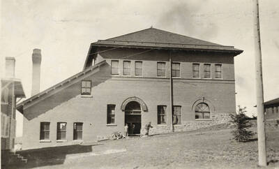 1910 photograph of Mines Building. Students in foreground.