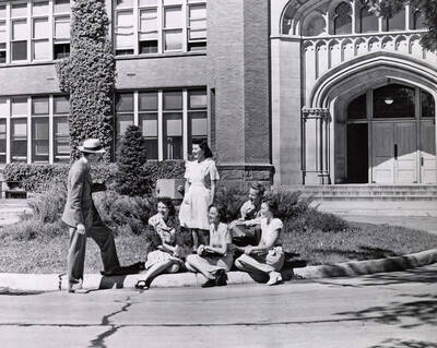 1940 photograph of students next to the Administration Building Fountain.
