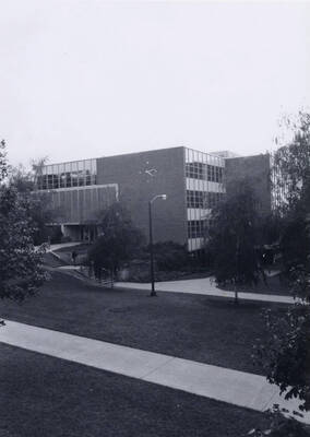 1986 photograph of the Library.