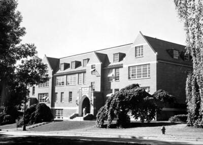 1950 photograph of the Home Economics Building.