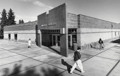 1990 photograph of the University Bookstore. Students in foreground.