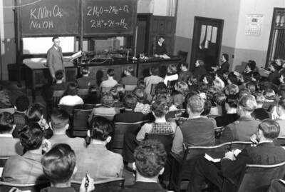 1938 photograph of Chemistry Class. L. C. Cady instructing the freshman chemistry class.