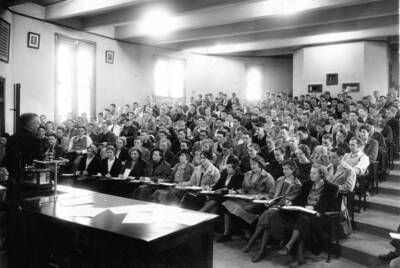 1935 photograph of Chemistry Class. L. C. Cady instructing the freshman chemistry class.
