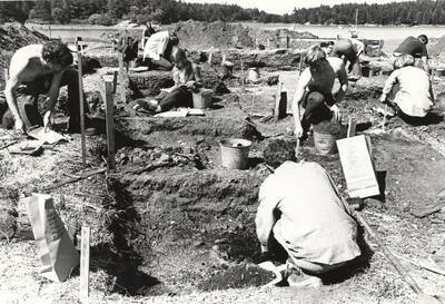 1970-07-03 photograph of College of Forestry. Students excavating test pits near a lake during the forestry summer camp. Donor: Fred Johnson.