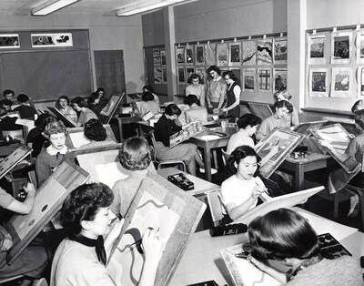 1943 photograph of Home Economics. Students paint on easels during class. Donor: Publications Dept.