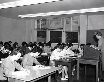 1961 photograph of College of Business Administration. Ruth Anderson lectures shorthand class. Donor: Photo Center.