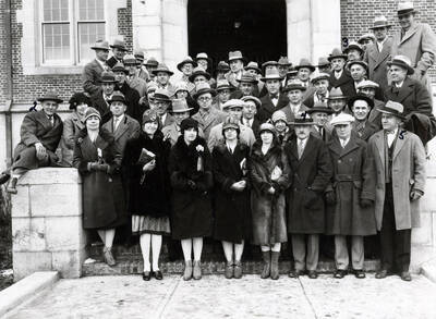 1925 photograph of Agricultural Extension Service. Conference group photograph. Includes: 1. Dean iddings 2. Dean Hungerford 3. Fourt 4. Reardon 5. Thometz.