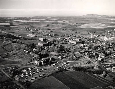 1947 photograph of University of Idaho campus. Aerial view shows both campus and the surrounding fields.