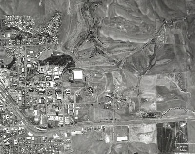 1976 photograph of University of Idaho campus. Aerial view shows both campus and the surrounding fields. Donor: Joe Ulliman.