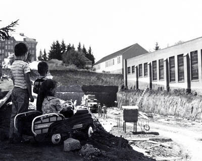 1949 photograph of Kirtley Engineering Laboratory. Children look down at the construction site.