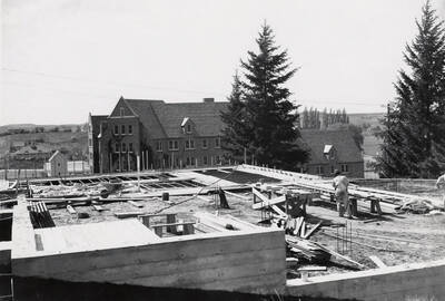1942-05-01 photograph of Dairy Science Building.