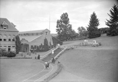 1940 photograph of the Memorial Steps. Students in foreground.